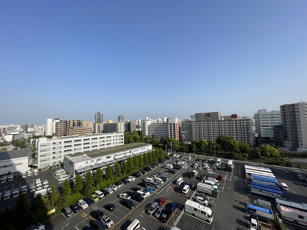 【眺望】 バルコニーからの眺望。19階建て11階の南向きのお部屋なので日当たりも風通しも良好です。