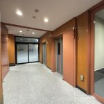 【エレベーターホール】 エレベーターホールもゆとりを感じる広さが確保されています。エレベーターは4基（他非常用2基）あります。