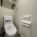 【トイレ】 清潔感のあるトイレはウォシュレット一体型になっています。棚板付きのオープン収納があるのでトイレットペーパー等のストックを収納していただけます。