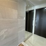 【玄関】 玄関にもエコカラットが使われています。機能性と意匠性の高い素材なので、清潔感と高級感が醸し出されています。