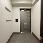 【玄関】 玄関の様子です。壁面には鍵を置いていただける窪み（ニッチスペース）を造作しています。お気に入りの小物を飾ることもできます。
