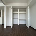 【洋室】 リビングに隣接する洋室。引き戸仕様なので扉を開けて空間をつなげてお使いいただけます。