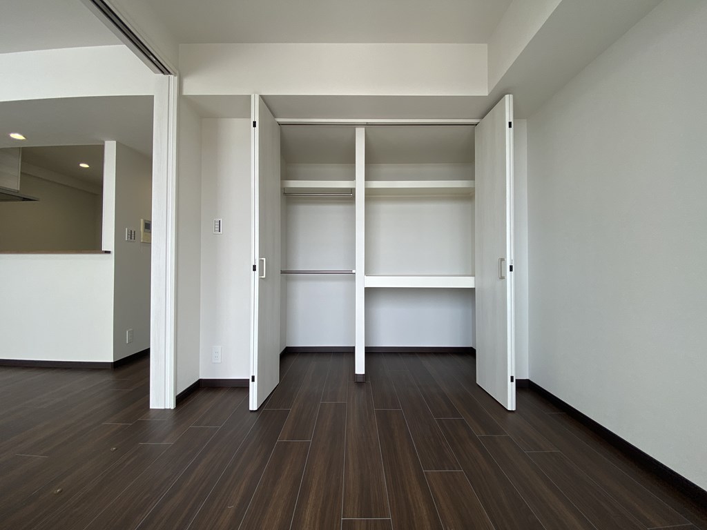 【洋室】 リビングに隣接する洋室。引き戸仕様なので扉を開けて空間をつなげてお使いいただけます。