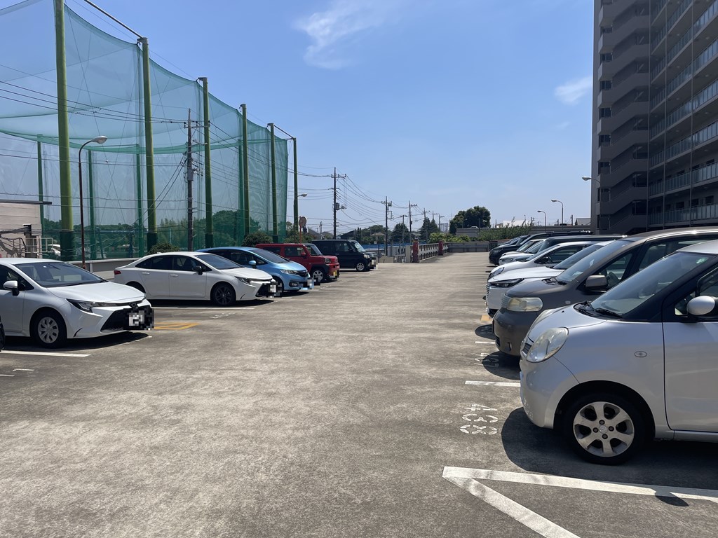 【駐車場】 自走式駐車場の様子です。月額　9200円～12000円。空き状況は随時ご確認ください。