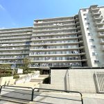 【外観】 ベージュを基調とした外観が特徴です。緑豊かな敷地内、ゆとりある建物配置なので日当り良好です。
