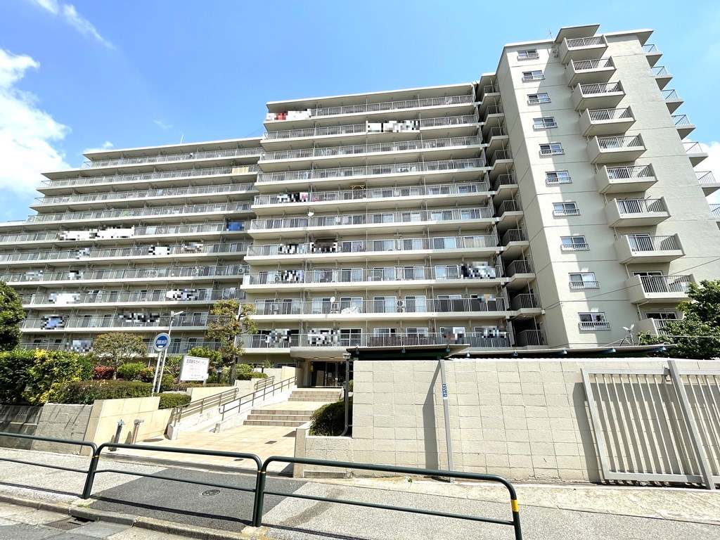 【外観】 ベージュを基調とした外観が特徴です。緑豊かな敷地内、ゆとりある建物配置なので日当り良好です。