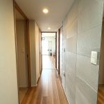 【室内廊下】 玄関からリビングへと続く室内廊下の様子です。こだわりの内装が美しく華やかな印象を与えてくれます。