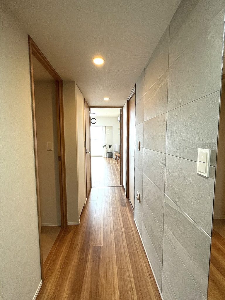 【室内廊下】 玄関からリビングへと続く室内廊下の様子です。こだわりの内装が美しく華やかな印象を与えてくれます。