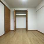 【洋室】 明るいブラウンの床材と建具なのでお部屋のコーディネートがしやすいかと思います。お好きなテイストで暮らしをお楽しみいただけます。
