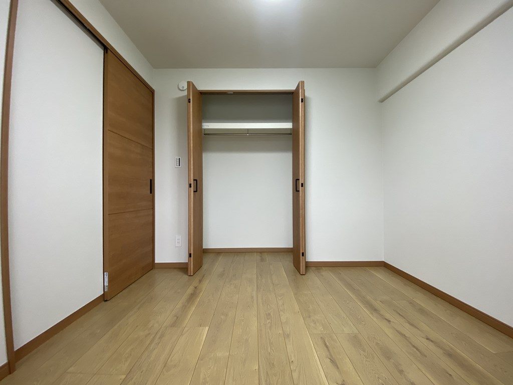 【洋室】 明るいブラウンの床材と建具なのでお部屋のコーディネートがしやすいかと思います。お好きなテイストで暮らしをお楽しみいただけます。