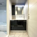 【洗面化粧台】 収納付、シャワー水栓付きの洗面化粧台なのでリネン類や洗剤等を収納できます。