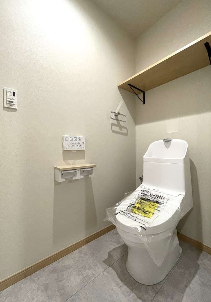 【トイレ】 清潔感のあるトイレはウォシュレット一体型になっています。棚板のオープン収納付きなのでトイレットペーパー等のストックを置いておくことができます。
