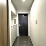 【玄関】 大型のシューズボックスがある玄関なので、ご家族皆さんの靴を収納していただけます。