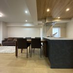 【リビング】 対面式のアイランドキッチンがお部屋のアクセントになっています。