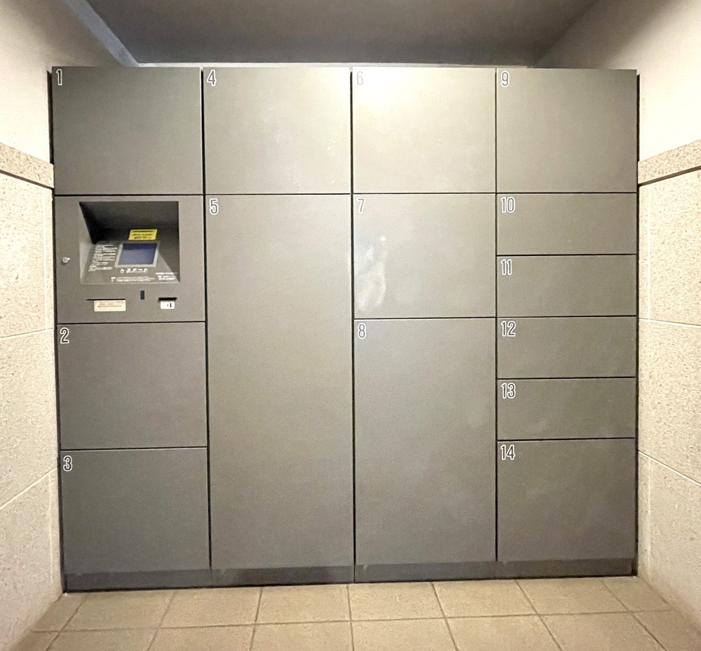 【宅配ボックス】 宅配ボックス完備。不在時にも荷物の受け取りができるので便利です。