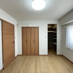 【洋室】 明るいブラウンの床材と建具なのでお部屋のコーディネートがしやすいかと思います。お好きなテイストで暮らしをお楽しみいただけます。