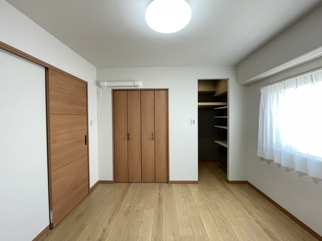【洋室】 明るいブラウンの床材と建具なのでお部屋のコーディネートがしやすいかと思います。お好きなテイストで暮らしをお楽しみいただけます。