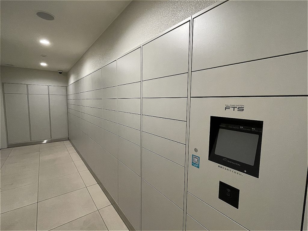 【宅配ボックス】 宅配ボックスがあるので不在時にも荷物が受け取れるので便利です。