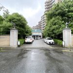 【マンション入り口】 手入れがしっかりされた植栽が印象的なマンション入り口の様子です。