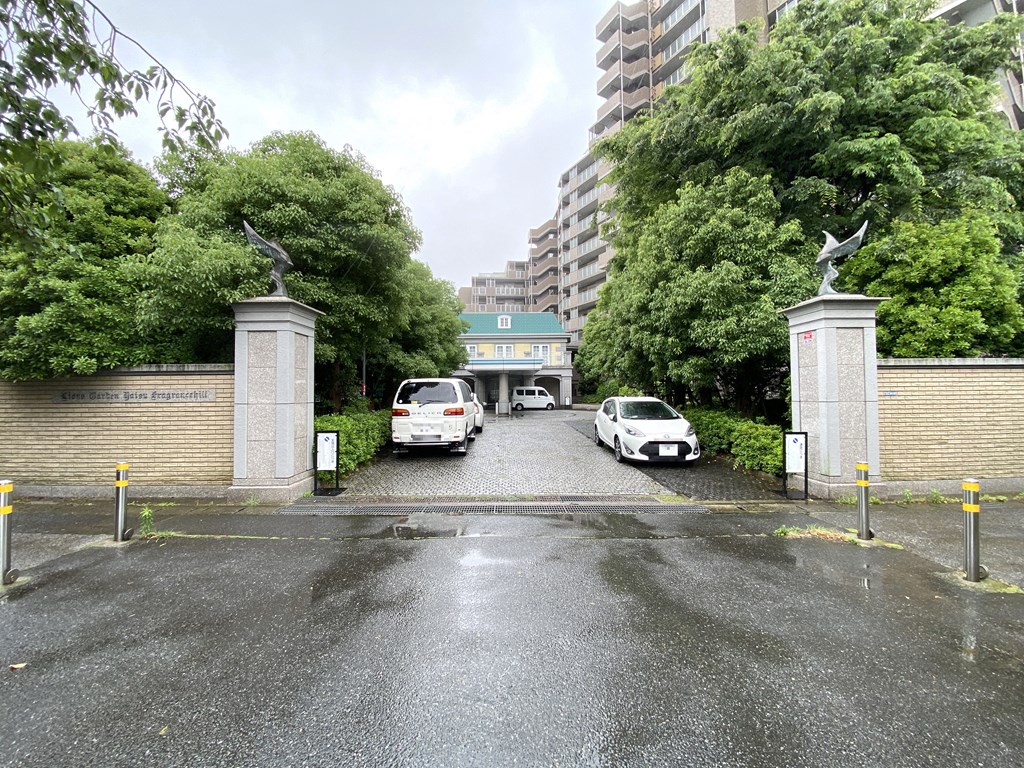 【マンション入り口】 手入れがしっかりされた植栽が印象的なマンション入り口の様子です。