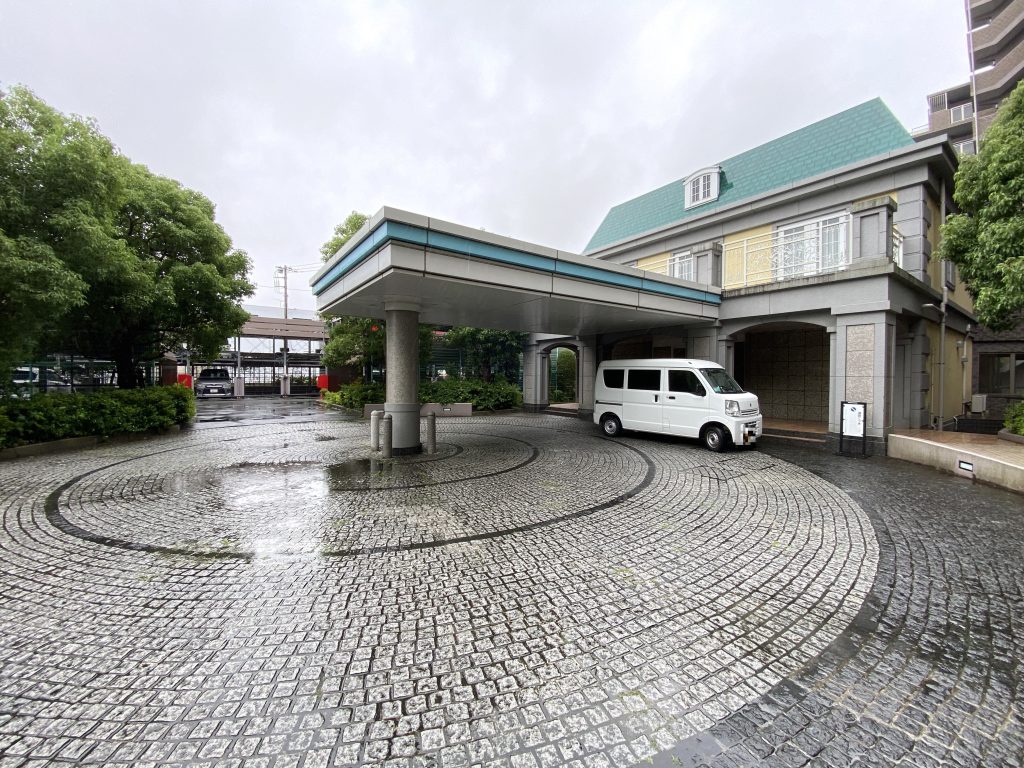 【車寄せスペース】 雰囲気のある車寄せスペースもあります。植栽も綺麗に整えられていて管理体制の良さがうかがえます。