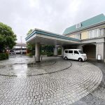 【車寄せスペース】 雰囲気のある車寄せスペースもあります。植栽も綺麗に整えられていて管理体制の良さがうかがえます。