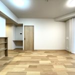 【リビング】 広さを感じるリビングダイニング。アイランド型のキッチンが特徴。たくさんの収納にこだわったリノベーション済みのお部屋です。LDKは約14.6帖あります。