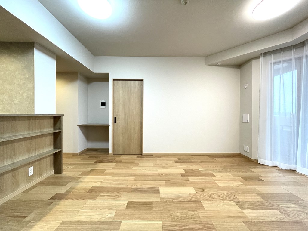 【リビング】 広さを感じるリビングダイニング。アイランド型のキッチンが特徴。たくさんの収納にこだわったリノベーション済みのお部屋です。LDKは約14.6帖あります。