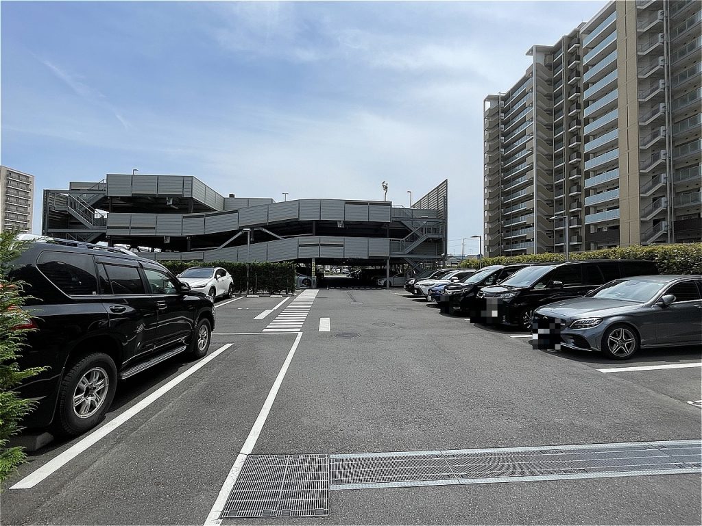 【駐車場】 駐車場の様子です。月額　9000円～12000円になります。空き状況は随時ご確認ください。
