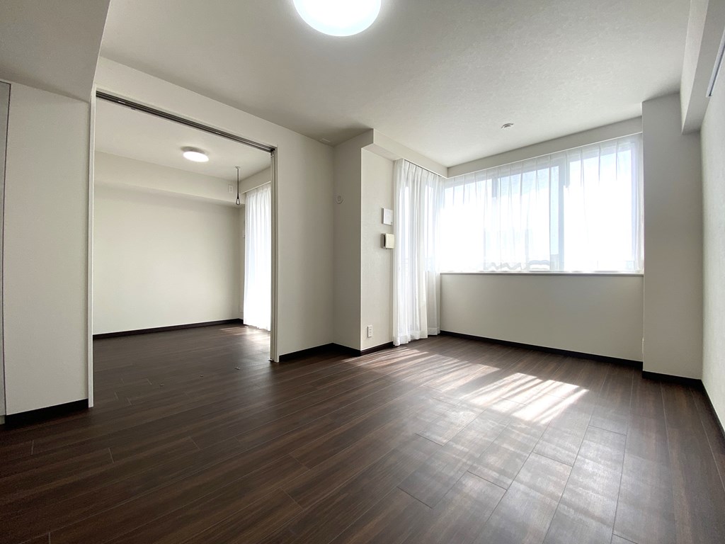 【リビング】 ホワイトで統一されたクロスと建具が爽やかな印象です。大きな窓面からの光が室内に入ります。快適にお過ごしいただけます。