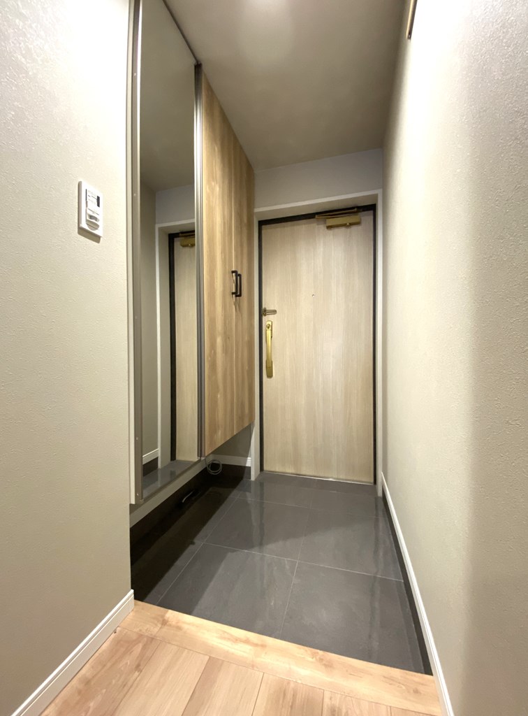 【玄関】 大容量のシューズボックス完備。ご家族皆さんの靴を収納していただけます。