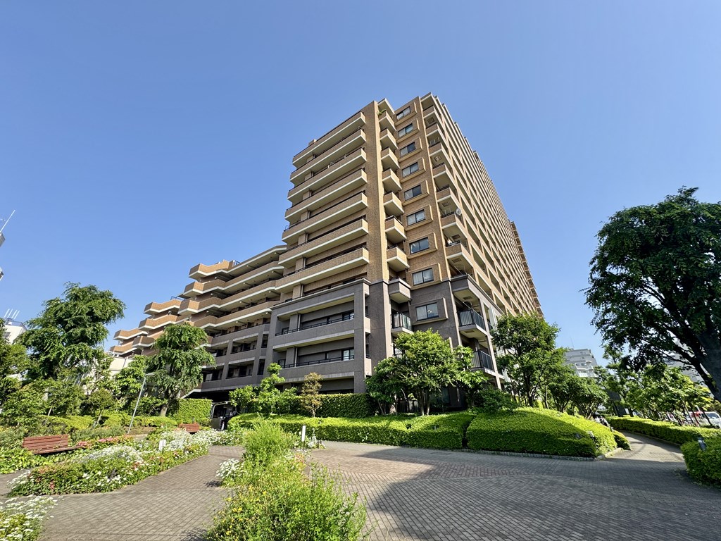 【敷地内の植栽】 美しく手入れされた植栽が癒しの空間を演出しています。管理体制の良さがうかがえます。24時間365日有人管理システムでセキュリティ面も安心です。