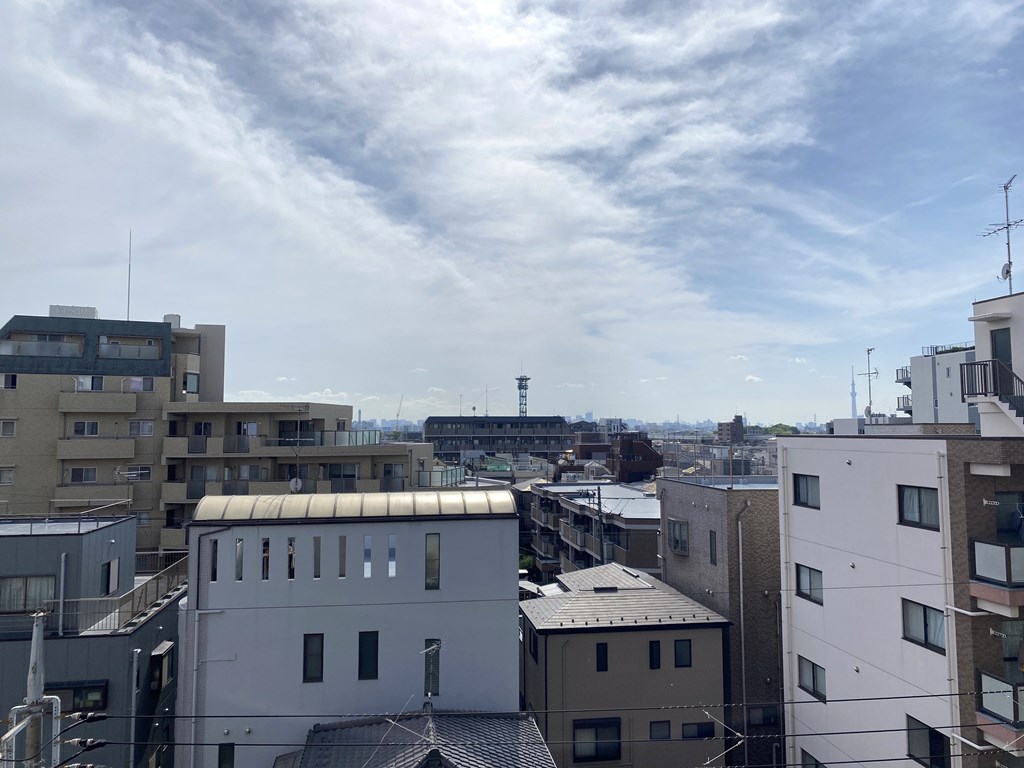 【眺望】 バルコニーからの眺望。目の前に青空が広がります。