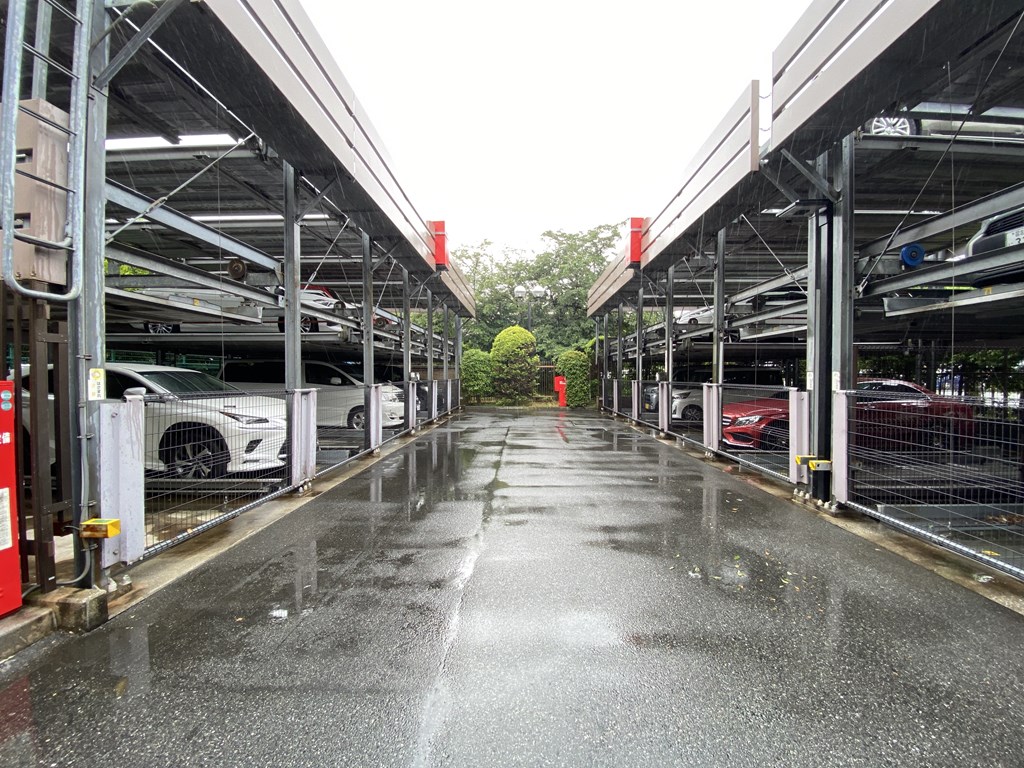 【駐車場】 駐車場の様子です、月額　6000円～9000円。空き状況は随時ご確認ください。