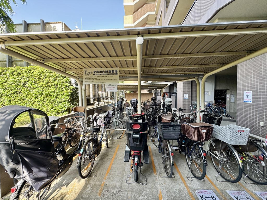 【来客用駐輪場】 来客用の駐輪場も完備されています。