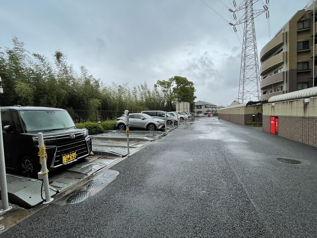 【駐車場】 駐車場は月額　4000円～9000円になります。空き状況は随時ご確認ください。