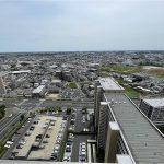 【眺望】 29階建ての免震構造タワーマンション。22階のお部屋からの眺望になります。遠くまで見渡せる美しい景色は特別感があふれています。