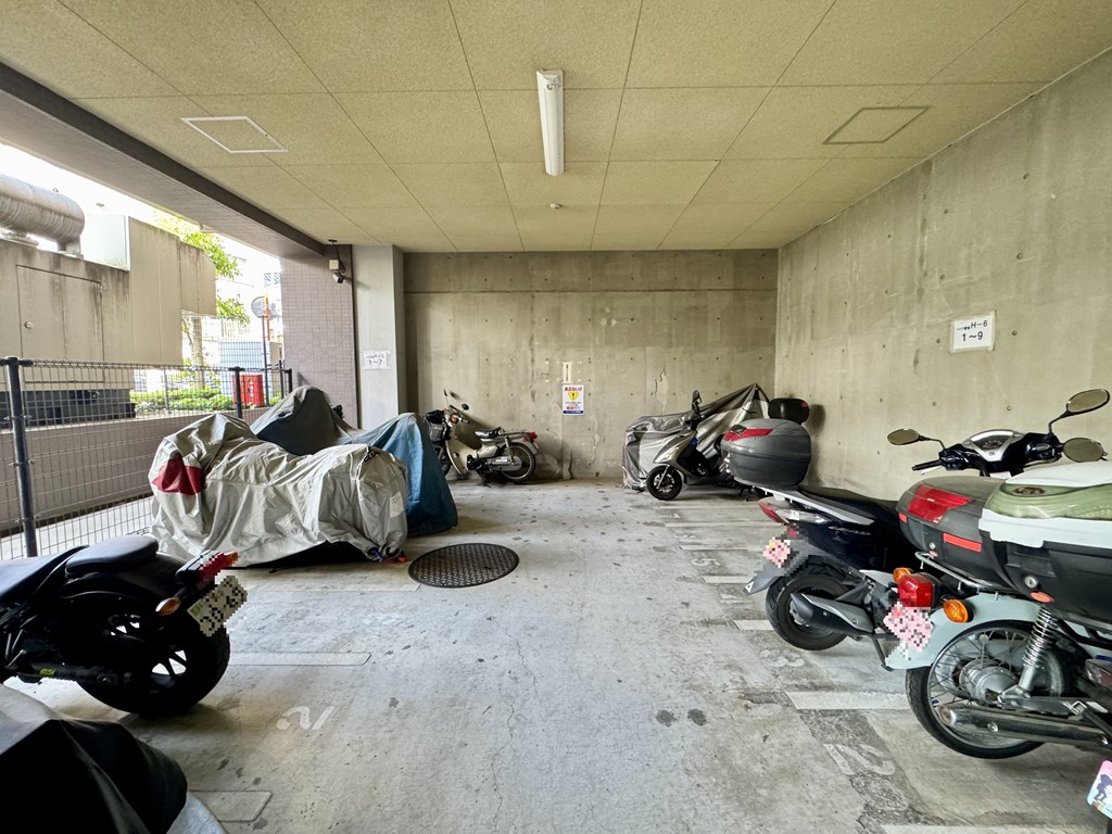 【バイク置き場】 バイク置き場は、月額　1000円～1500円になります。空き状況は随時ご確認ください。