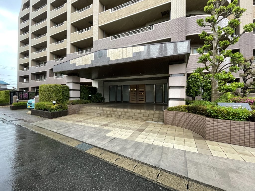 【エントランス】 高級感のあるエントランス。少しでもご興味がありましたらお気軽にお問い合わせください。