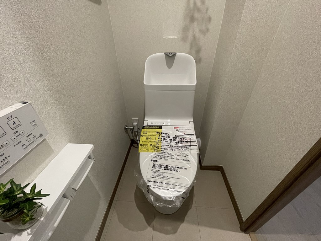 【トイレ】 清潔感のあるトイレはウォシュレット一体型になっています。