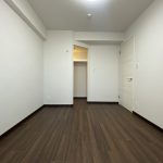 【洋室】 ウォークインクローゼットは1か所、クローゼットが2か所、フトンクローゼットが2か所あります。豊富な収納が魅力的です。