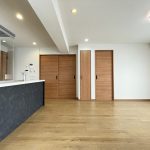 【リビング】 LDKは15帖以上の広さがあります。2方向からの採光があり明るくて風通しも良好。快適にお過ごしいただけます。対面式のアイランドキッチンもお部屋のアクセントになっています。