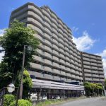 【外観】2001年築のマンション。南向き2階のお部屋のご案内になります。