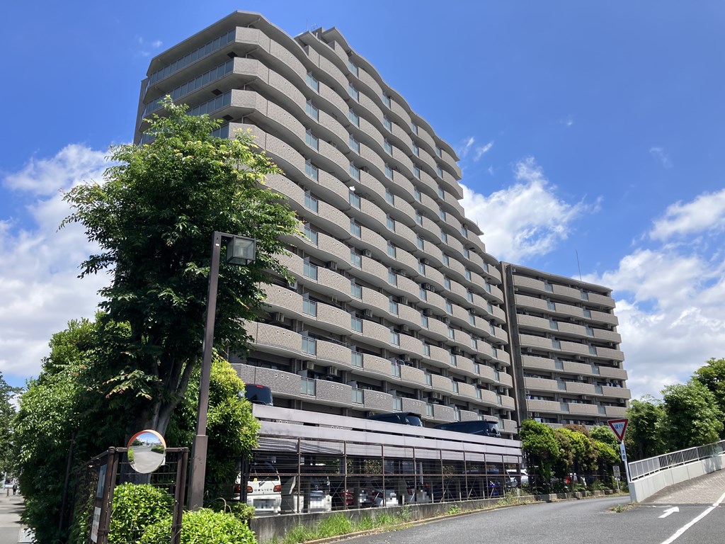 【外観】2001年築のマンション。南向き2階のお部屋のご案内になります。