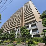 【外観】 都心にありながら自然を感じる環境が整っている住環境が魅力的。総戸数597戸の大規模マンションです。