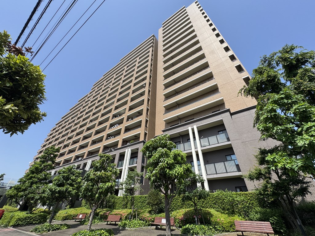 【外観】 都心にありながら自然を感じる環境が整っている住環境が魅力的。総戸数597戸の大規模マンションです。