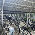 【駐輪場】 駐輪場の様子です。駐輪場は月額無料で利用可能です。バイク置き場もあります。バイク置き場は、月額　800円～1000円。空き状況は随時ご確認ください。