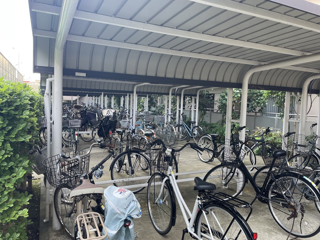 【駐輪場】 駐輪場の様子です。駐輪場は月額無料で利用可能です。バイク置き場もあります。バイク置き場は、月額　800円～1000円。空き状況は随時ご確認ください。