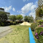 【敷地内公園】 敷地内にある公園の様子です。お子様と緑が豊かな敷地内をお散歩するのもいいですね。お問い合わせをお待ちしております。
