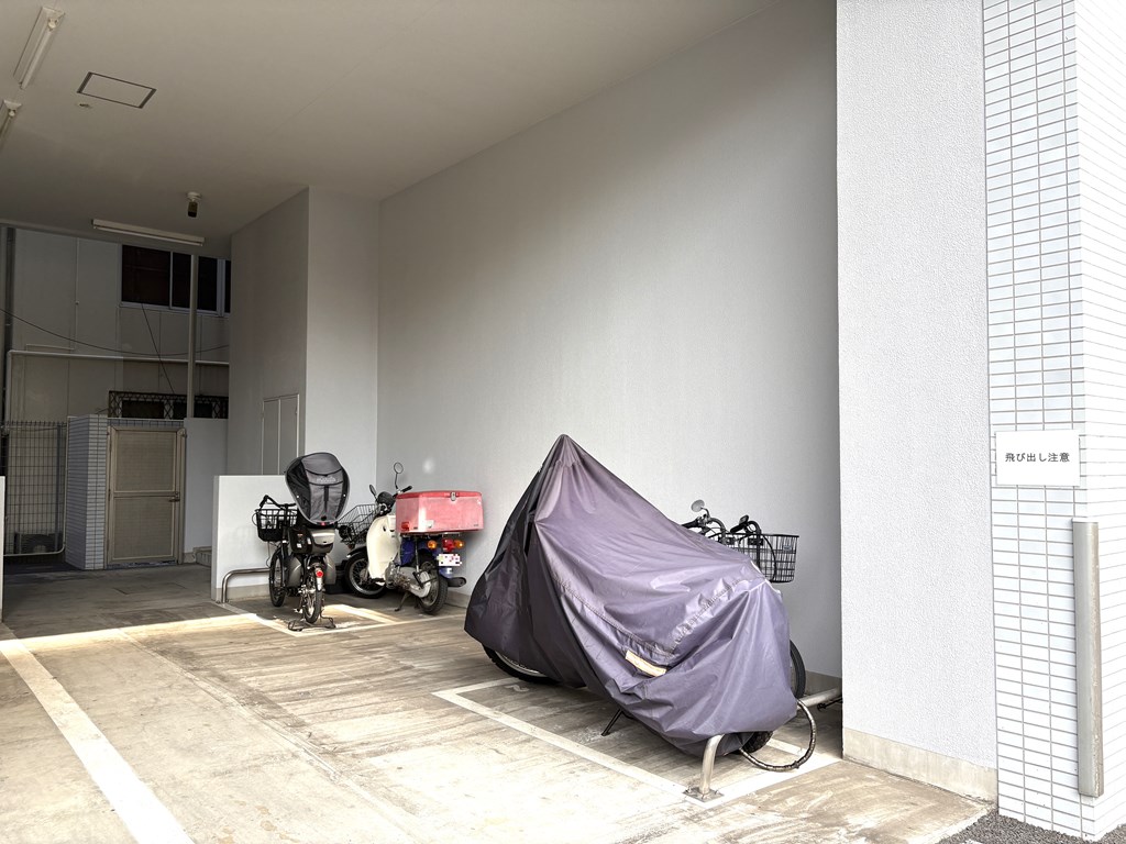 【バイク置き場】 バイク置き場の様子です。バイク置き場は、月額3000円になります。空き状況は随時ご確認ください。